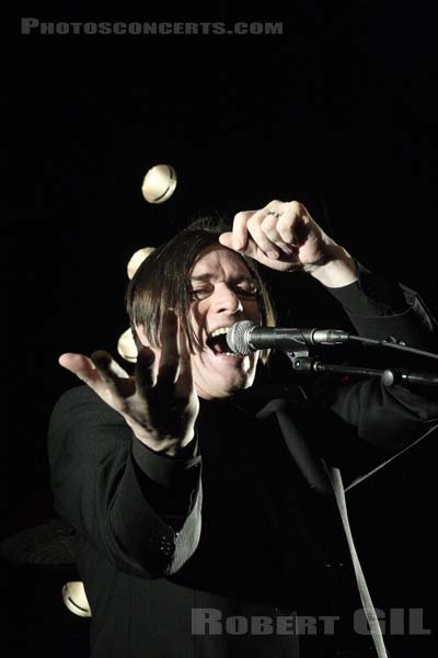 EINSTURZENDE NEUBAUTEN - 2008-05-12 - PARIS - Le Bataclan - Christian Emmerich [Blixa Bargeld]